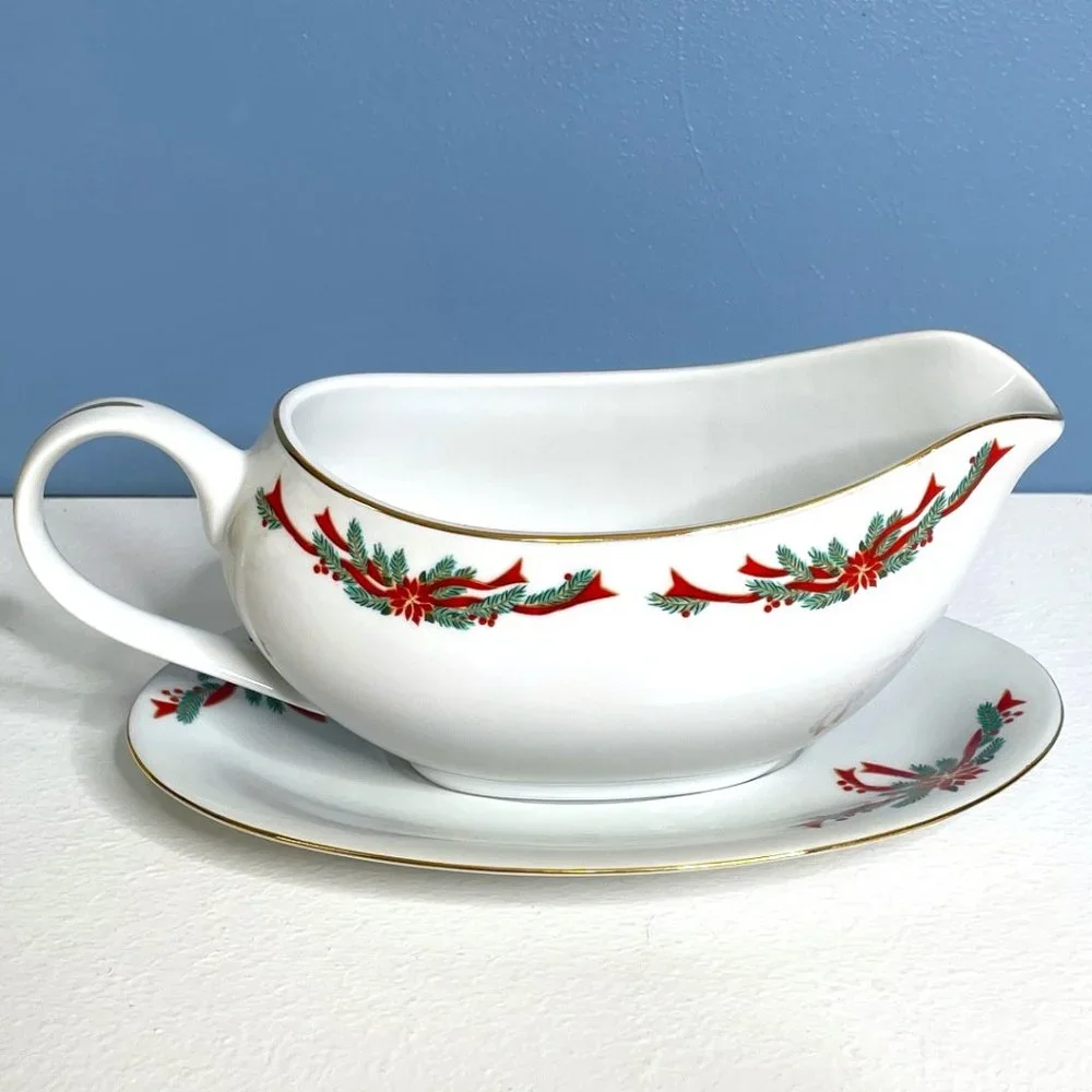 RARE‎ STYLE Vintage Tienshan Fairfield Fine China Poinsettia & Ribbon Gravy Boat